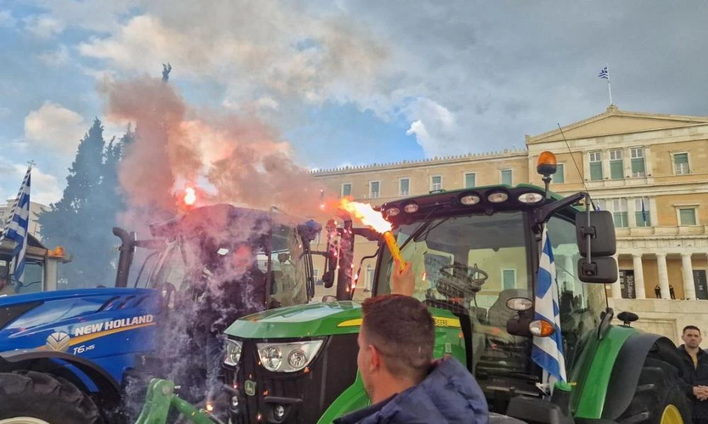 Οι αγρότες «πολιορκούν» την Αθήνα - Περισσότερα από 150 τρακτέρ παρατάχθηκαν μπροστά στη Βουλή (Βίντεο)